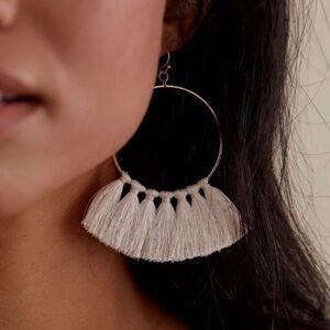 Wilde Carnation Hoops in Cream